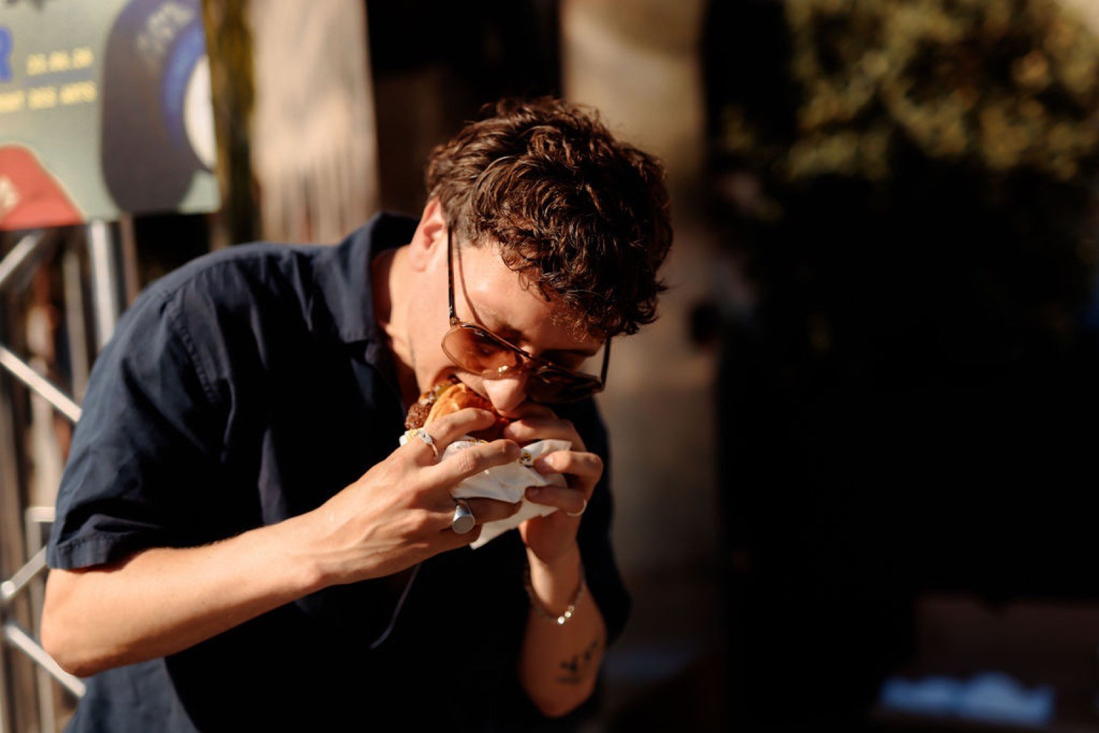 Client dégustant un burger Marty's lors de l'événement Super Wet à Bruxelles