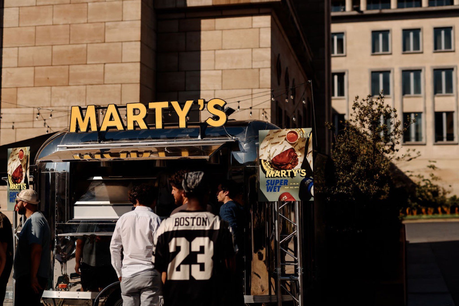 Food truck Marty's avec son enseigne lumineuse et l'affiche Super Wet sur le Mont des Arts à Bruxelles